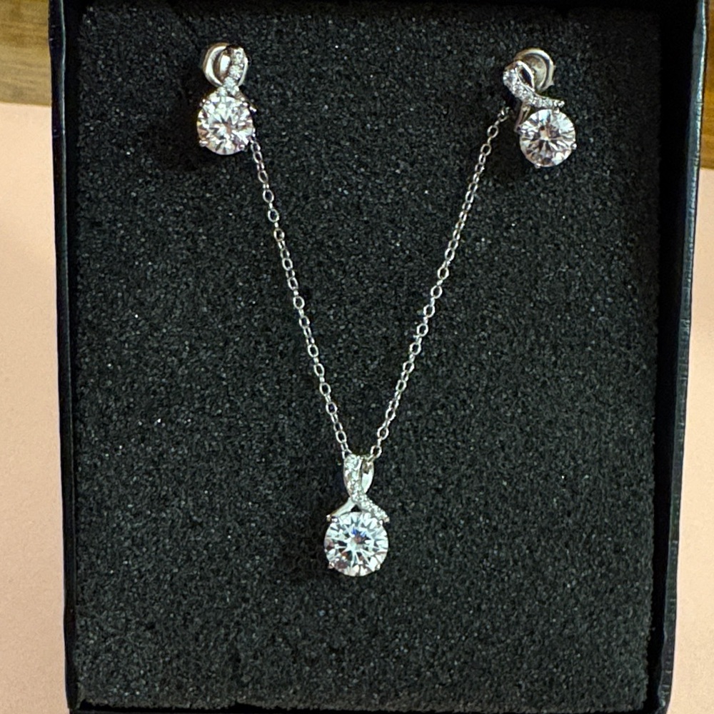 Elegant Silver Jewelry Set with Crystals